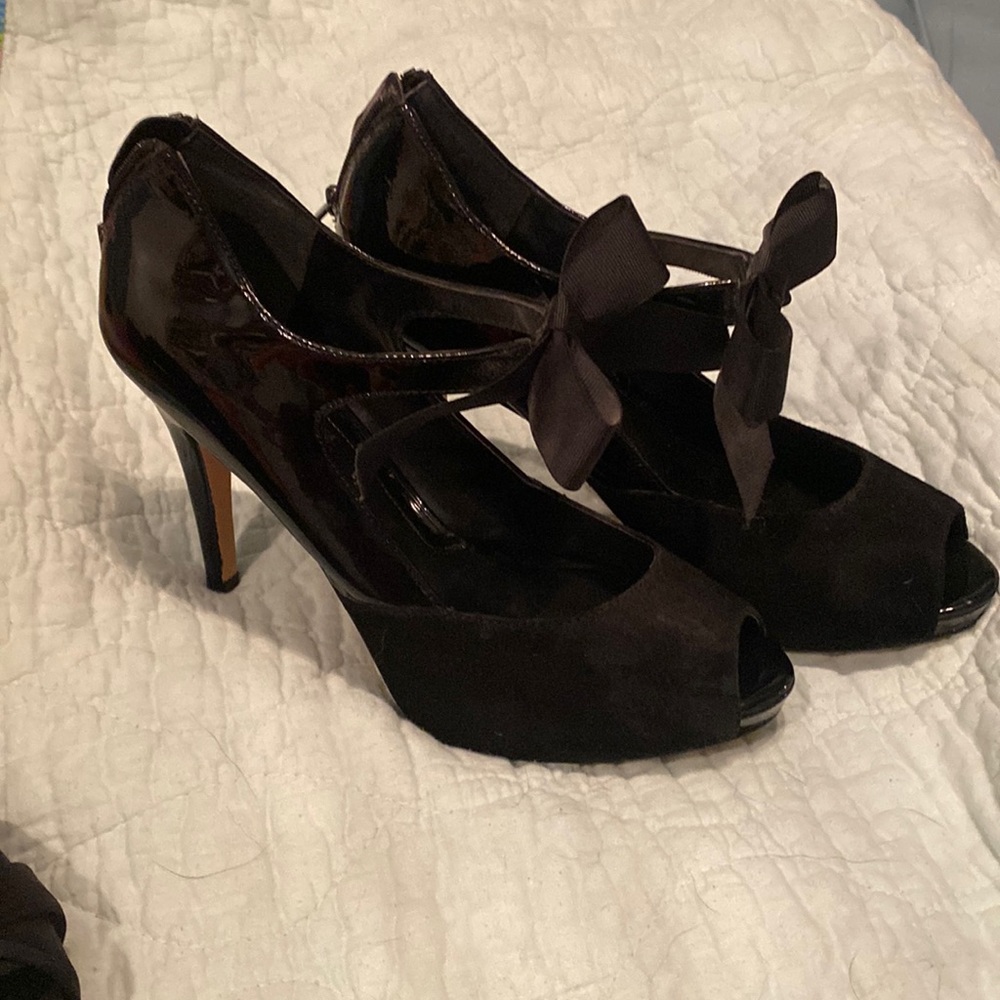 Black patent leather suede pump